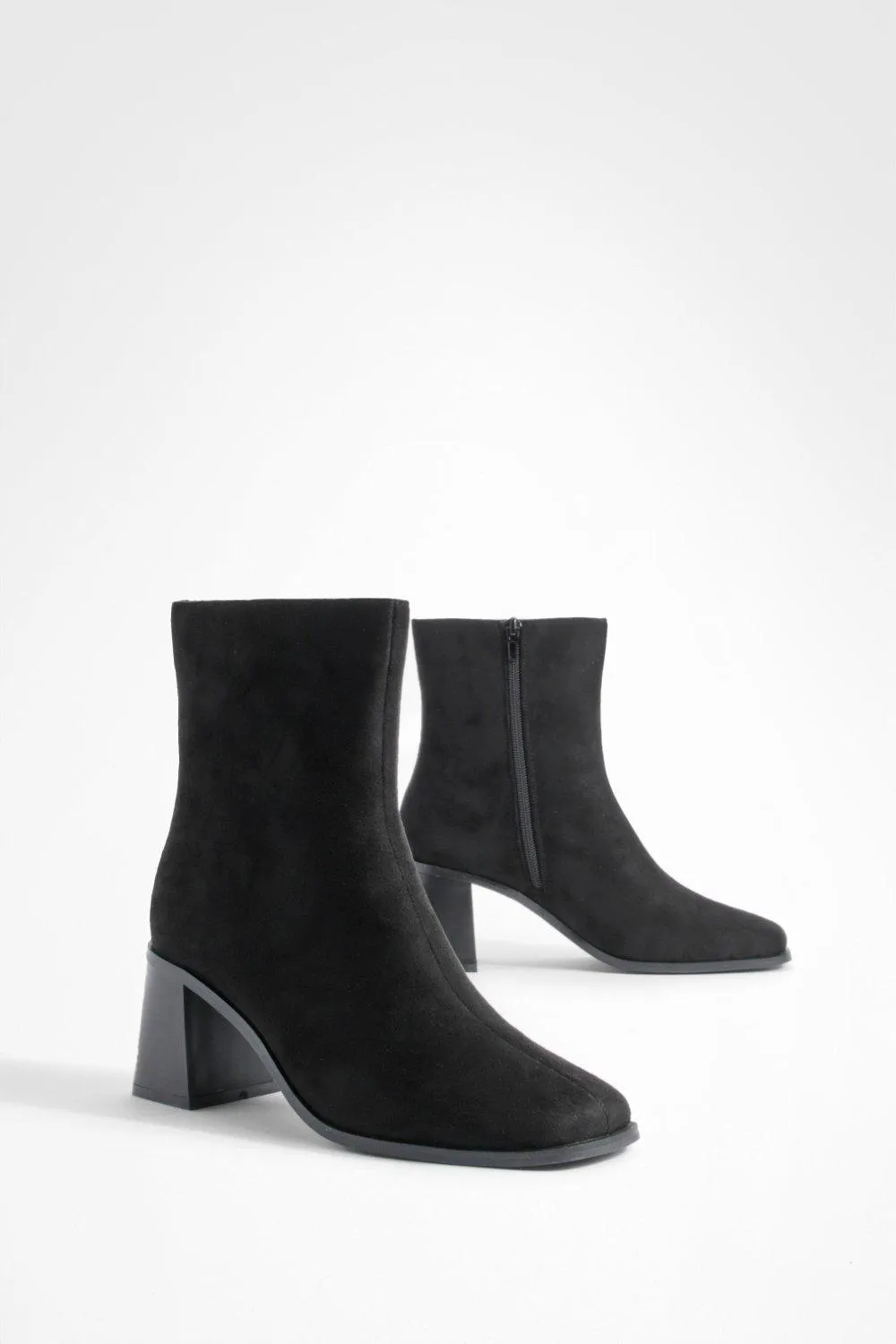 Bottines en faux daim à talon carré